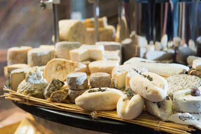 Explore Bordeaux's Charming Old Town and Savor Local Market Delights: A Food Tour
