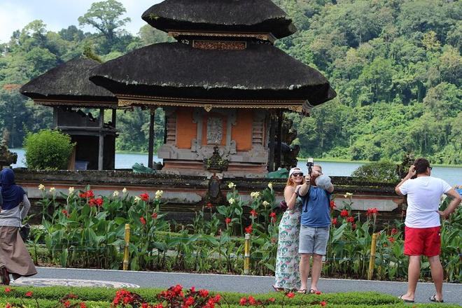 Private Tour: Discover Hidden Waterfalls, Majestic Water Temples, and Rice Terraces
