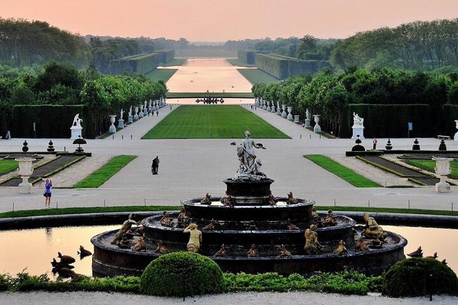 Small Group Tour from Paris: Fontainebleau, Versailles, and Trianon Exploration
