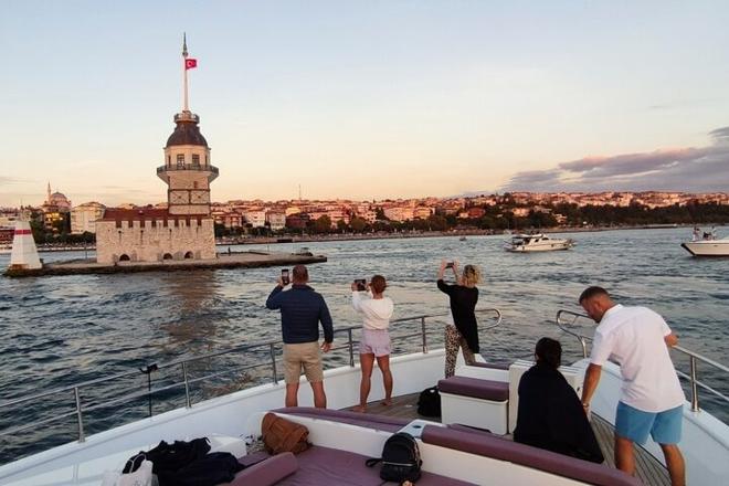 Discover Istanbul's Heritage: Old City Exploration and Bosphorus Sunset Cruise