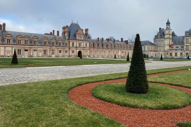 Luxury Private Tour of Fontainebleau, Versailles, and Trianon from Paris by Mercedes