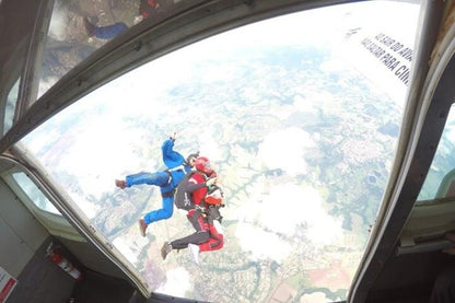 Skydiving Adventure in Boituva: Double Parachute Jump with Exclusive Private Transportation