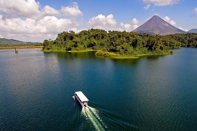 Private Lake Arenal Boat Tour and Baldi Hot Springs Adventure from San Jose