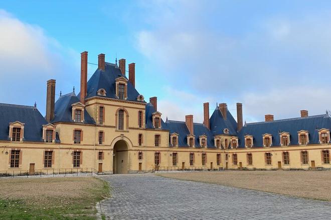 Small Group Tour from Paris: Fontainebleau, Versailles, and Trianon Exploration