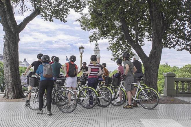 Exploring Palermo: Forest and City Center Bike Adventure