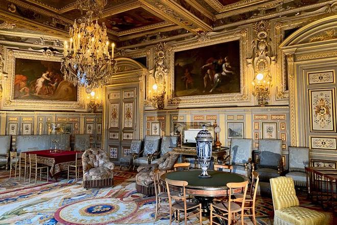 Luxury Private Tour of Fontainebleau, Versailles, and Trianon from Paris by Mercedes