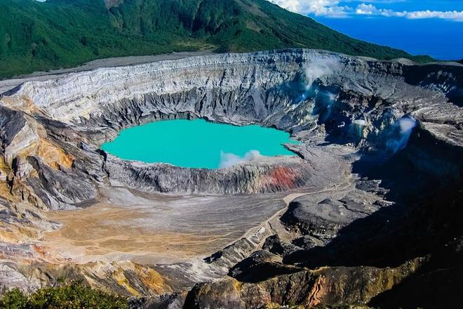 Poas Volcano Helicopter Adventure: Exclusive 1-Hour Private Flight Tour