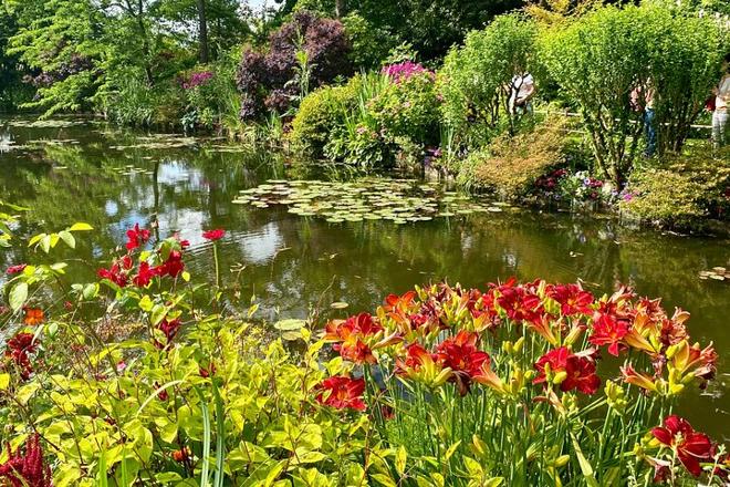 Exclusive Private Day Trip to Giverny and Versailles from Paris with Gourmet Lunch