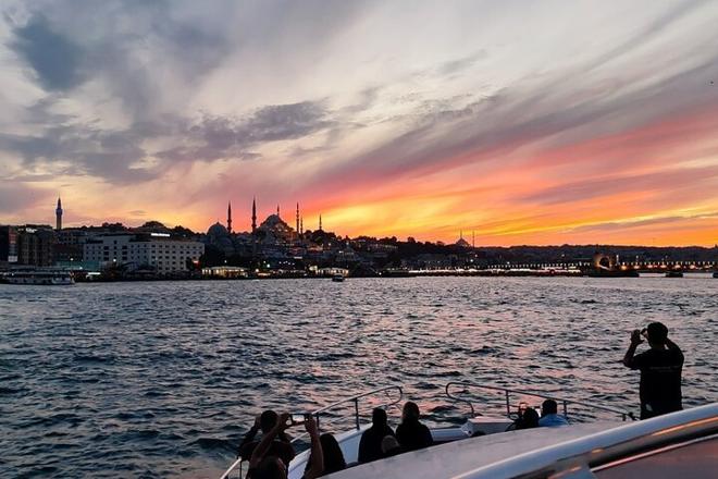 Discover Istanbul's Heritage: Old City Exploration and Bosphorus Sunset Cruise