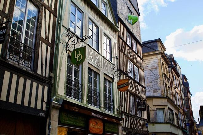 Exclusive Day Trip from Paris to Rouen & Giverny with Gourmet Michelin Star Lunch