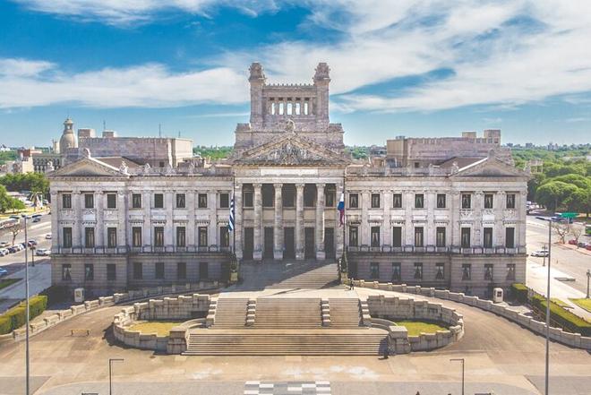 Full-Day Exclusive Tour from Buenos Aires to Montevideo