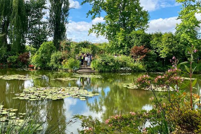 Exclusive Private Day Trip to Giverny and Versailles from Paris with Gourmet Lunch