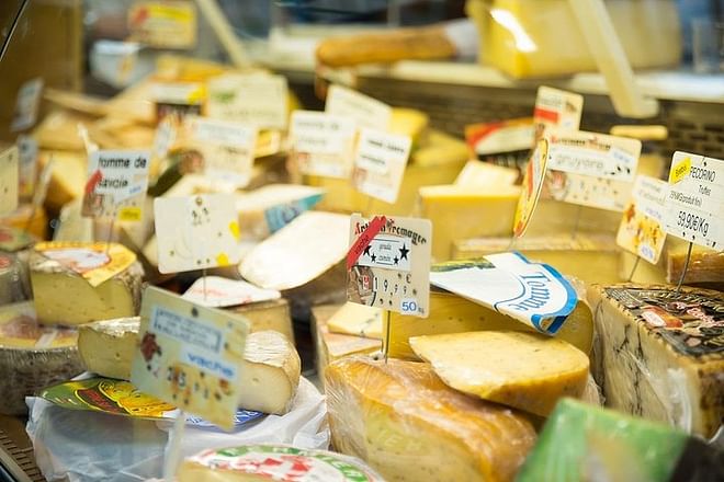 Discover Culinary Delights in the Marais Neighborhood: A Guided Walking Tour of Local Food Markets